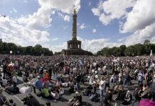 Angst vor Kritikern - Peter Weber beim Corona-Demo nur mit Security - HALLO MEINUNG