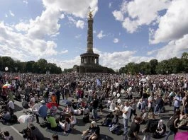 Angst vor Kritikern - Peter Weber beim Corona-Demo nur mit Security - HALLO MEINUNG